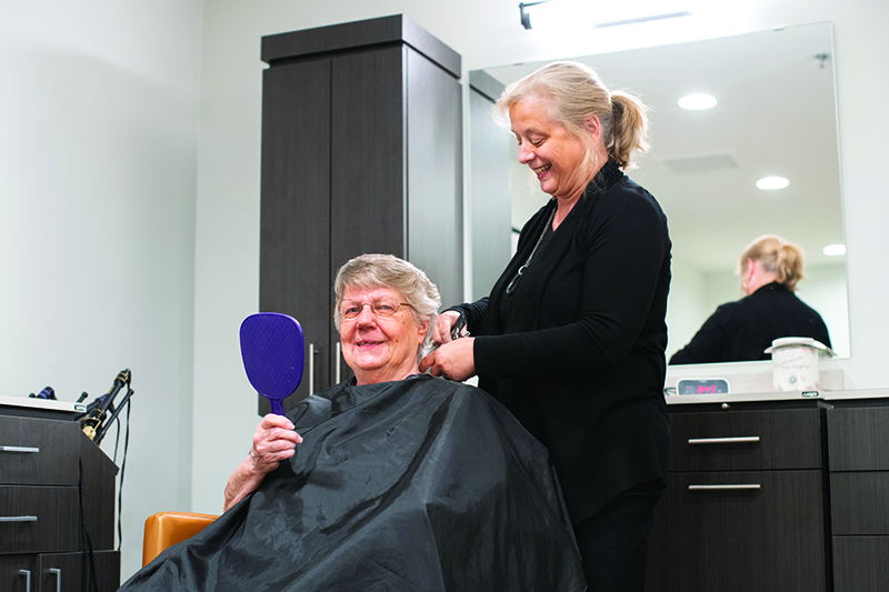 22-SPL-IL-Salon-Residents-0005_4C Resident and Stylist