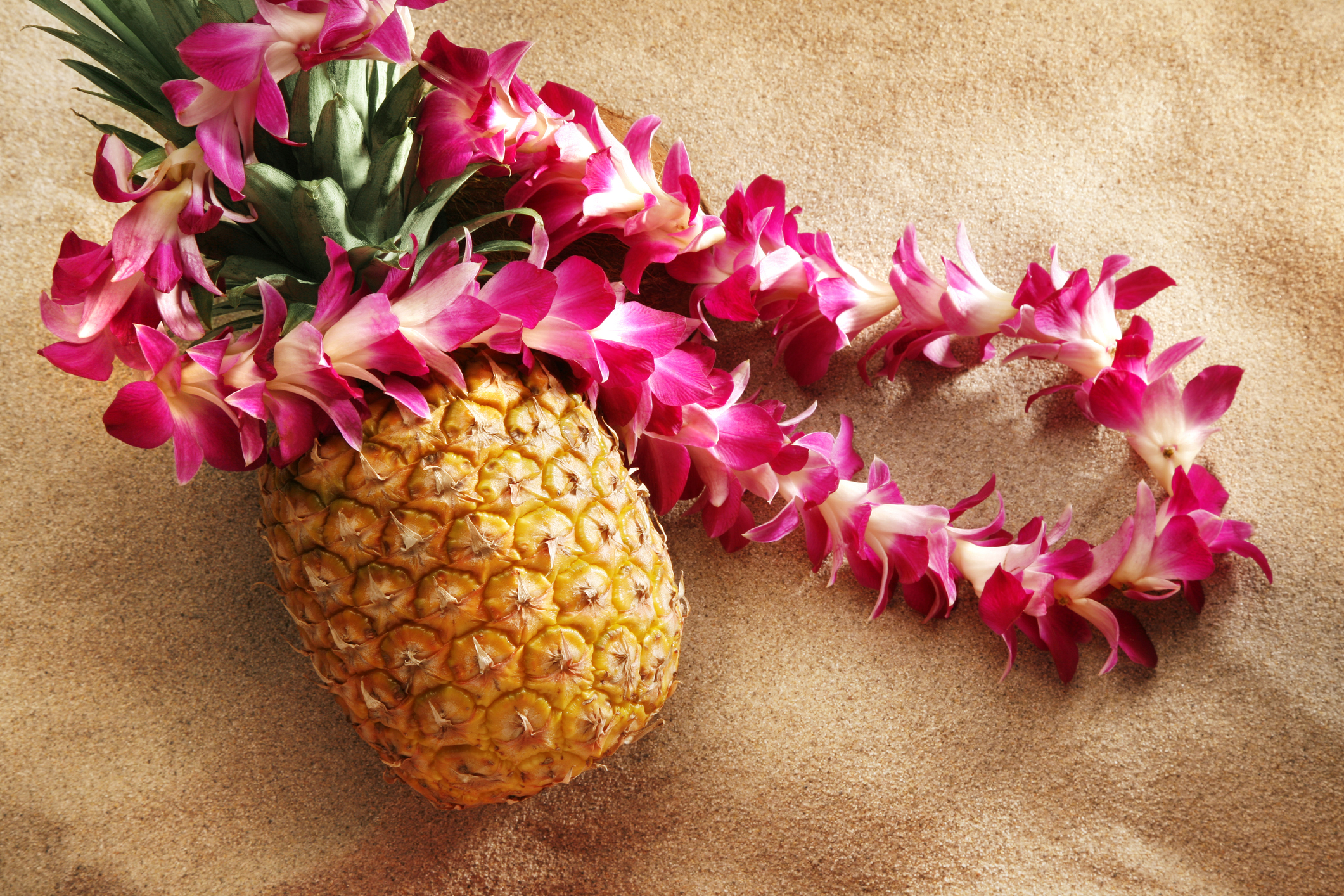 lei on pineapple